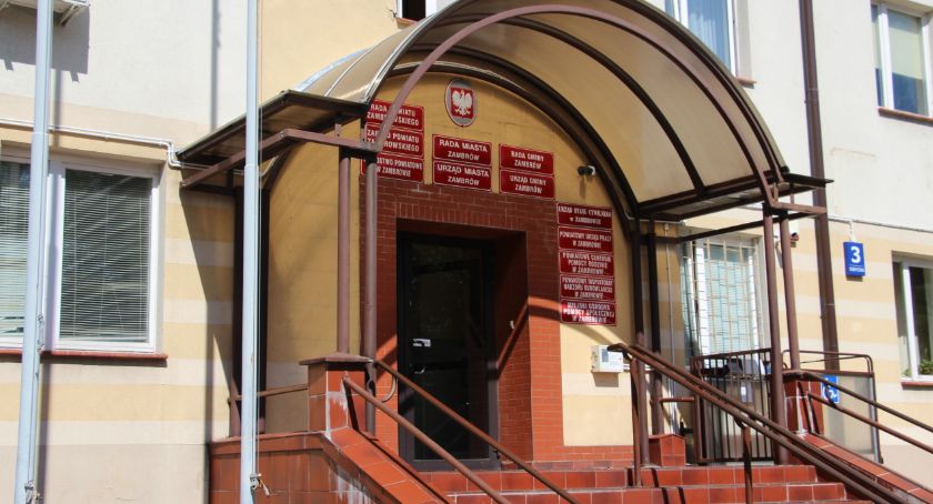Zdjęcie: 2 urzędników Urzędu MIasta Zambrów z koronawirusem