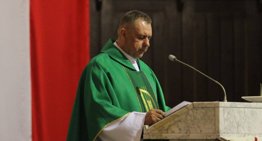 Proboszcz parafii pw. Ducha Św. w Zambrowie ks. kan. Robert Zieliński 