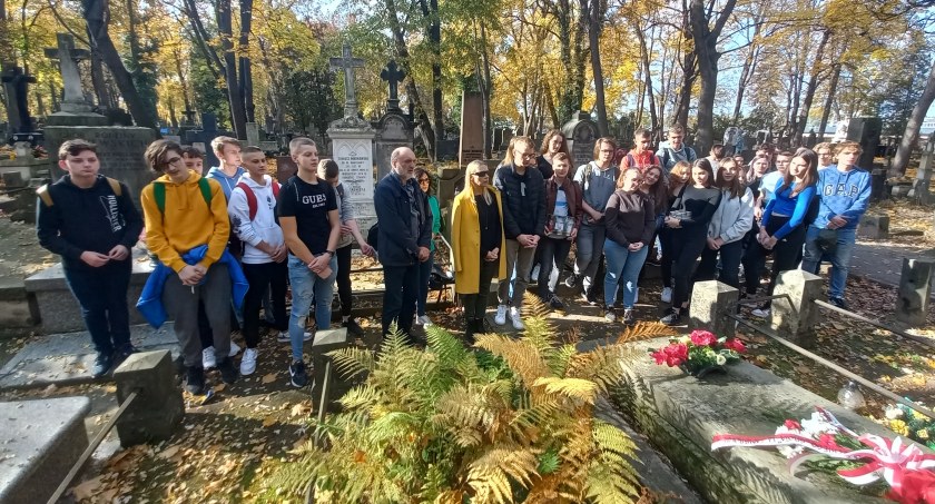Zdjęcie: Szkolny Klub Wolontariatu „Silni Razem” na Cmentarzu Powązkowskim 