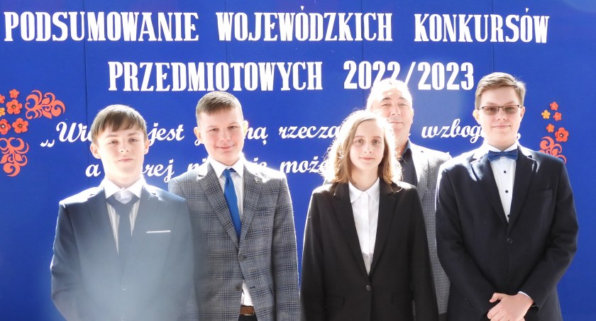 Zdjęcie: Laureaci wojewódzkich konkursów przedmiotowych z SP4 - 2022/2023