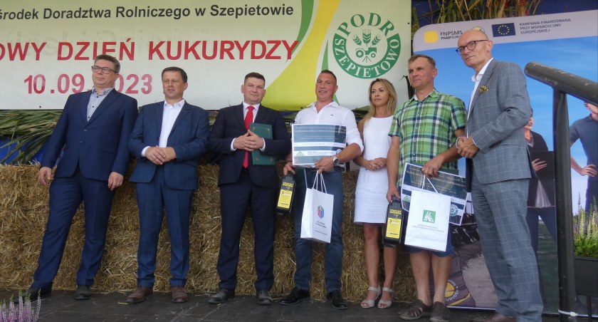 Fot: Laureaci konkursu oraz przedstawiciele organizatorów podczas wręczania nagród. 