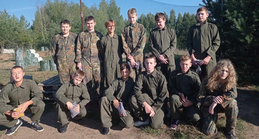 Zdjęcie: ósmoklasiści z SP5 na rozgrywkach paintballowych