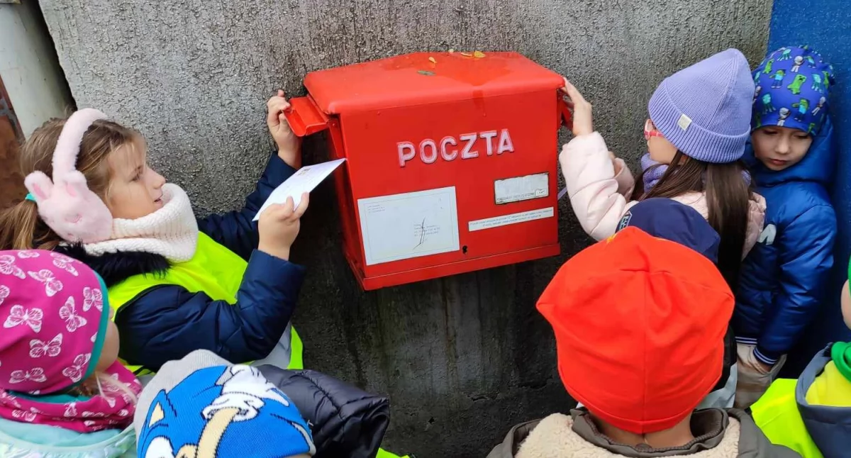 Zdjęcie: przedszkolaki z MP5 z wycieczką na poczcie
