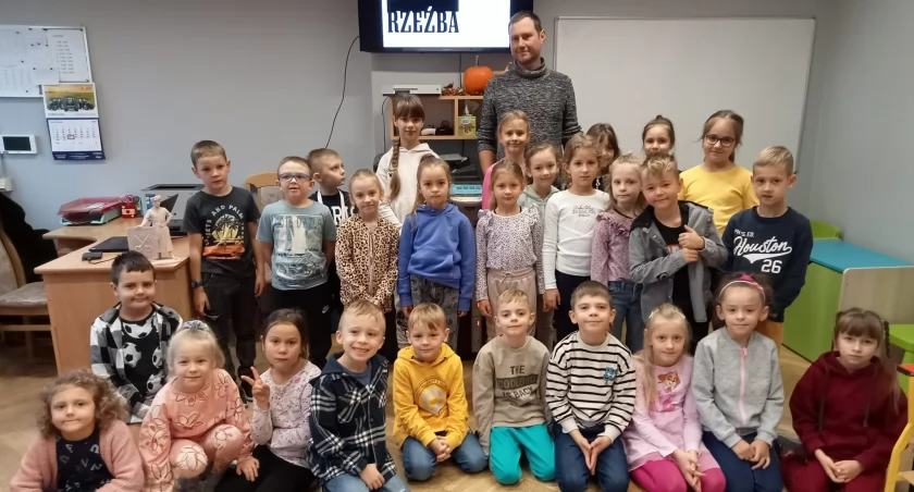 edukacja, Zambrowski rzeźbiarz Michał Selerowski gościem świetlicy szkolnej [FOTO] - zdjęcie, fotografia