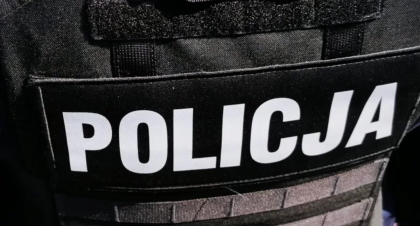 policja, Oddał ręce policjantów nakazywała wiara - zdjęcie, fotografia