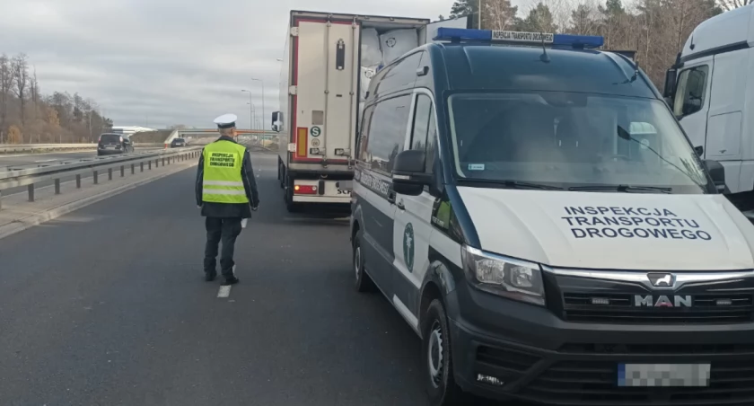 z regionu, Nieoznakowana ciężarówka odpadami [FOTO] - zdjęcie, fotografia