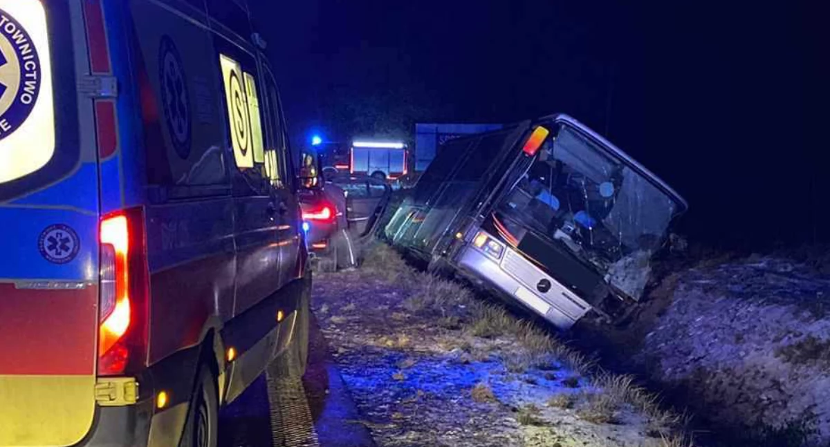 zdjęcie: autobus wjechał do rowu
