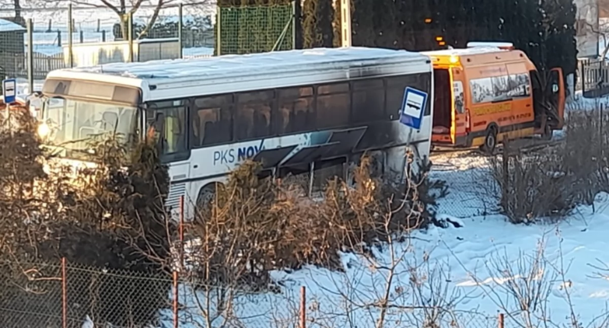 pożary i straż, Zapalił autobus szkolny przewożący dzieci AKTUALIZACJA [FOTO+VIDEO] - zdjęcie, fotografia