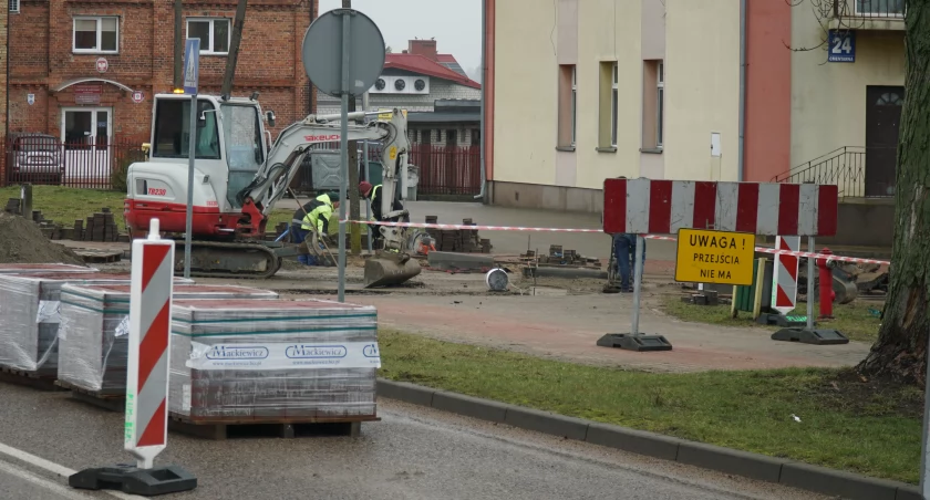 zdjęcie: przebudowa skrzyżowania Obrońców Zambrowa i Cmentarnej