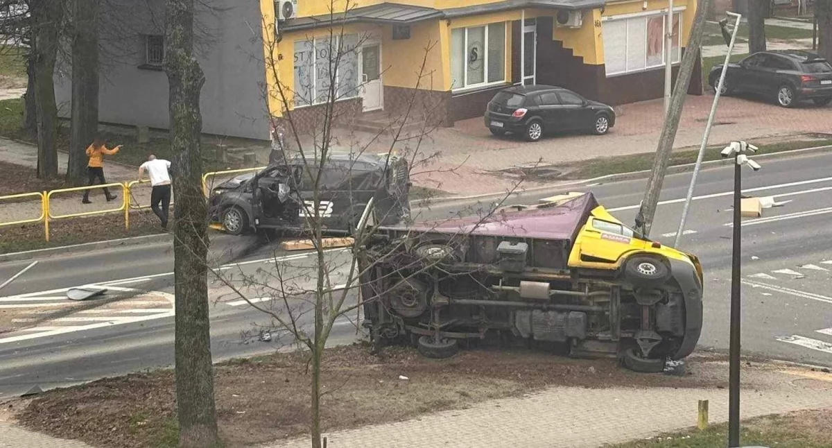 zdjęcie: wypadek na skrzyżowaniu AWP z Legionową
