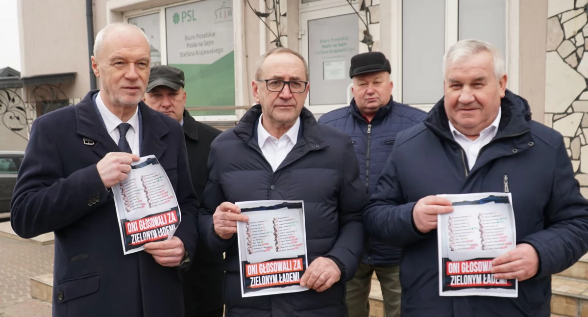 zdjęcie: parlamentarzyści przed biurem poselskim