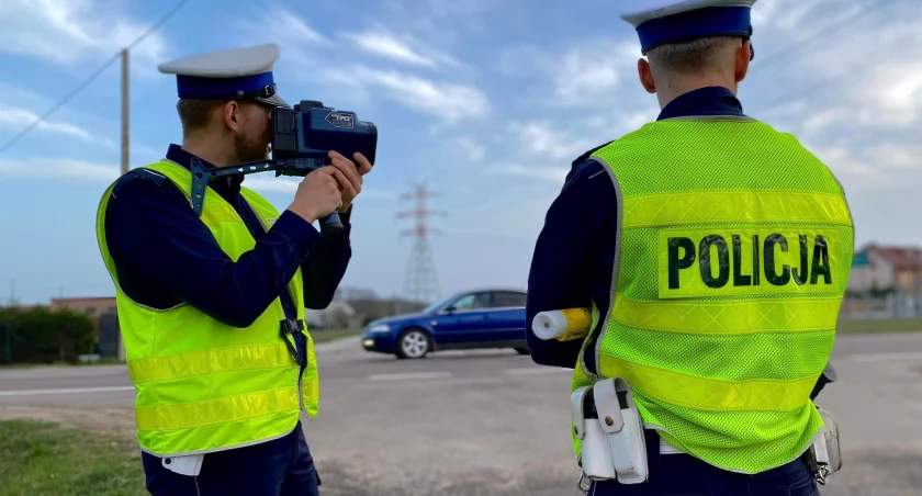 policja, Policjanci sprawdzają trzeźwość kierowców - zdjęcie, fotografia