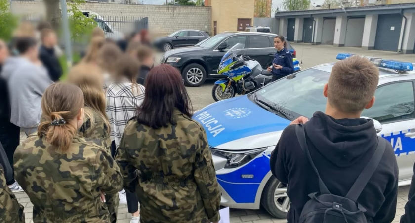 zdjęcie: uczniowie z ZSA w KPP Zambrów