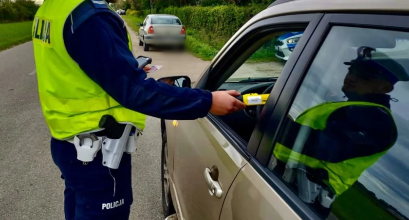 policja, Pijany kierowca stracił samochód - zdjęcie, fotografia