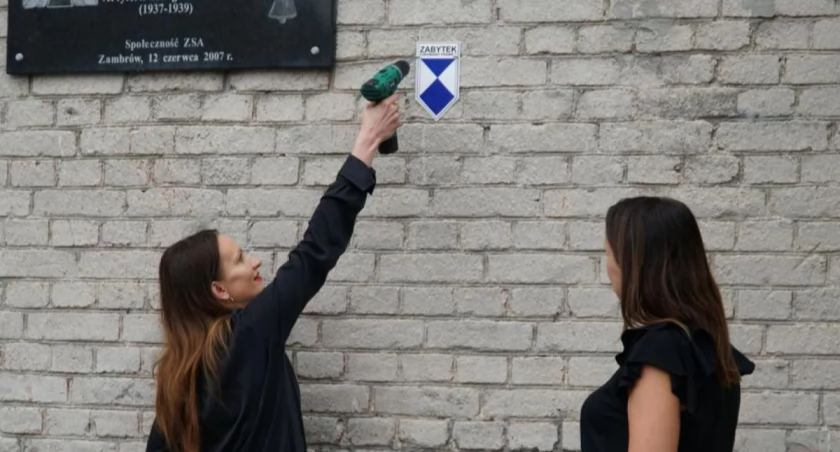 RIH Historia, Kolejne budynki Zambrowie oznaczone błękitną tarczą „Zabytek chroniony prawem” [FOTO] - zdjęcie, fotografia