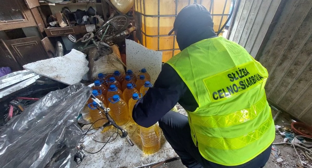 z regionu, Bimbrownia oborze Nielegalny alkohol pośród krów martwych szczurów - zdjęcie, fotografia