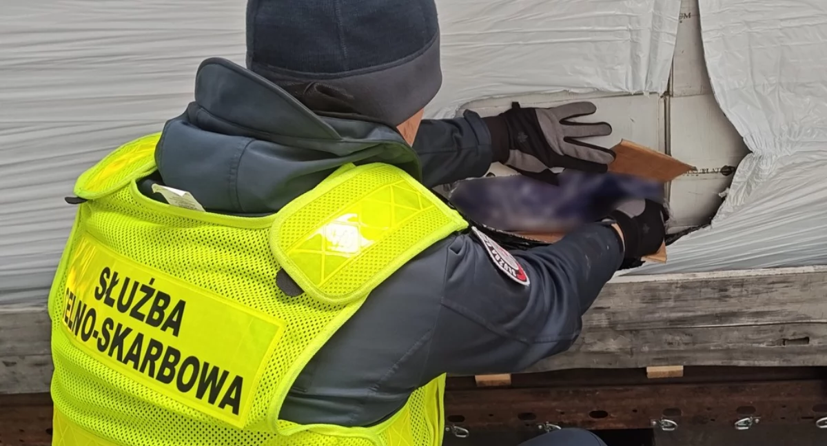 z regionu, Zatrzymany ponad pół milionem paczek papierosów Mówił przewozi meble - zdjęcie, fotografia