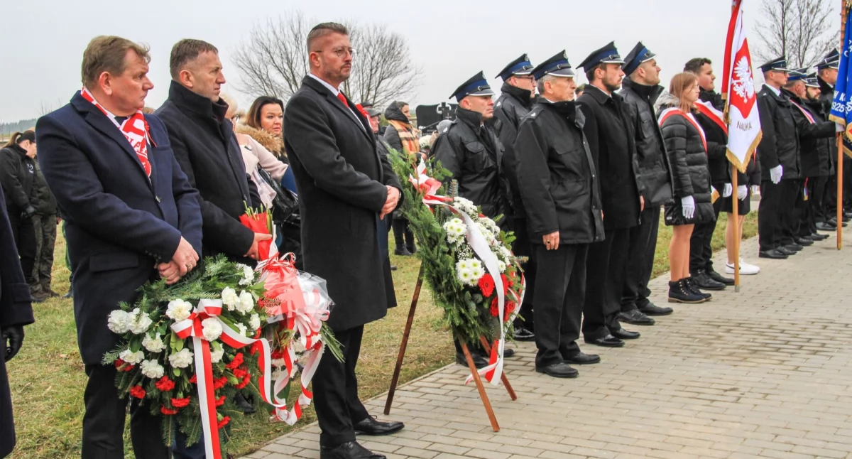 uroczystości obchody, Odsłonięcie pomnika ofiar sowieckiego niemieckiego reżimu totalitarnego Kołakach Kościelnych [FOTO] - zdjęcie, fotografia