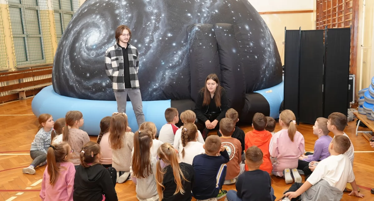 edukacja, Mobilne planetarium Centrum Nauki Kopernik zawitało Zambrowie [FOTO] - zdjęcie, fotografia