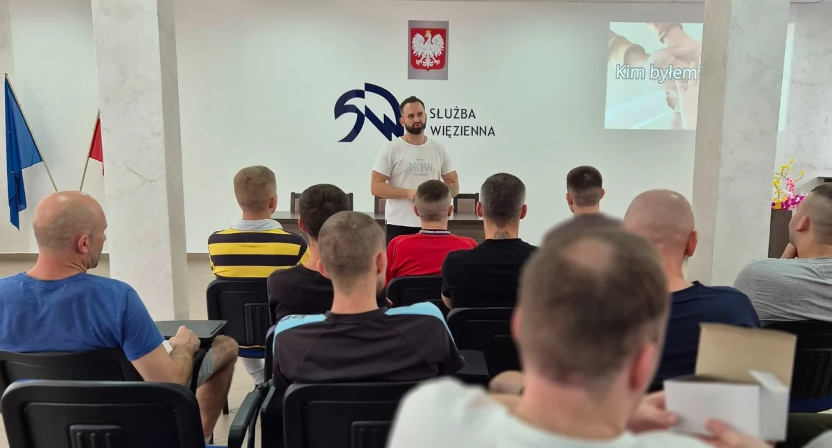 wernisaże spotkania, Grzegorz Czerwicki spotkał osadzonymi Zakładzie Karnym Czerwonym Borze [FOTO] - zdjęcie, fotografia
