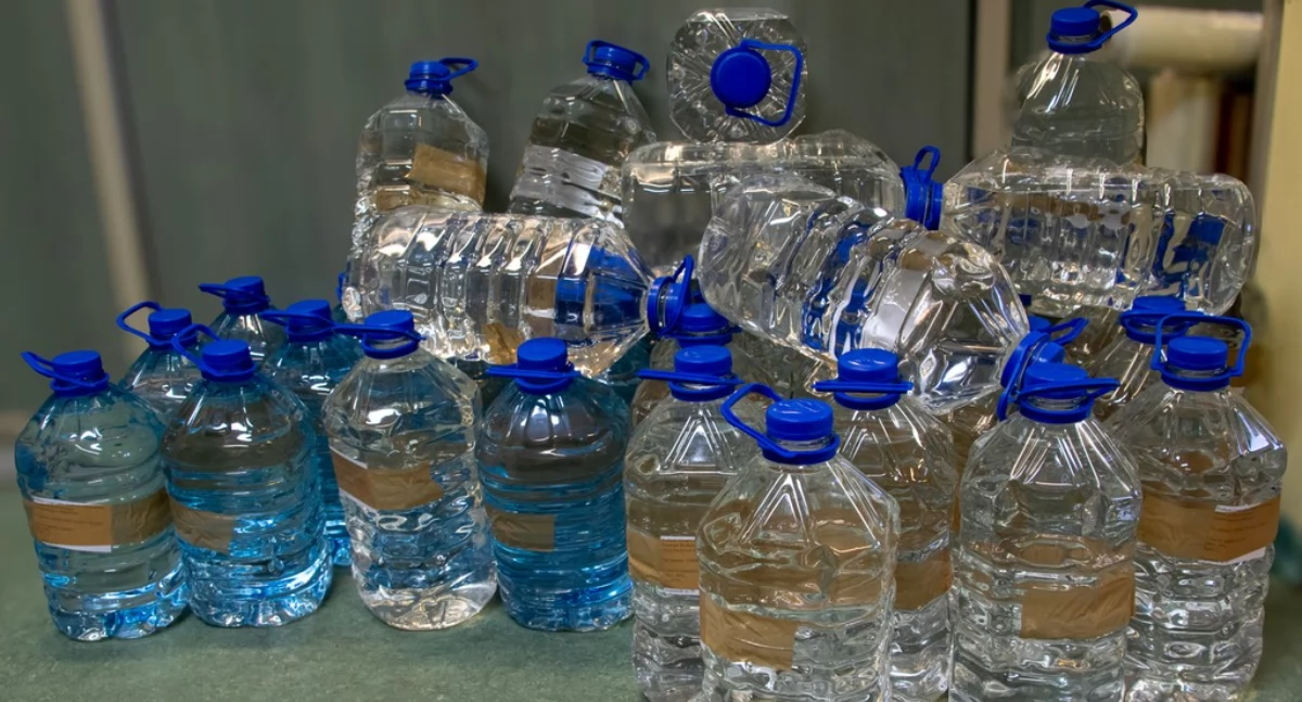 z regionu, Nielegalny alkohol przechowywał piwnicy - zdjęcie, fotografia