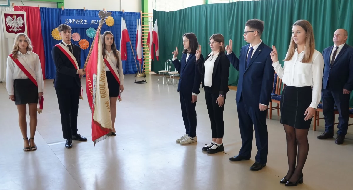 zdjęcie: ślubowanie klas pierwszych w ILO w Zambrowie