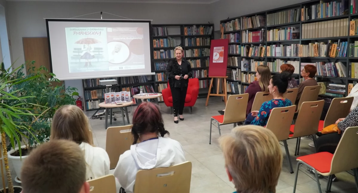 książki publikacje, Autorka powieści “Dziewczyna czerwoną parasolką” gościła Miejskiej Bibliotece Publicznej Zambrowie [FOTO] - zdjęcie, fotografia