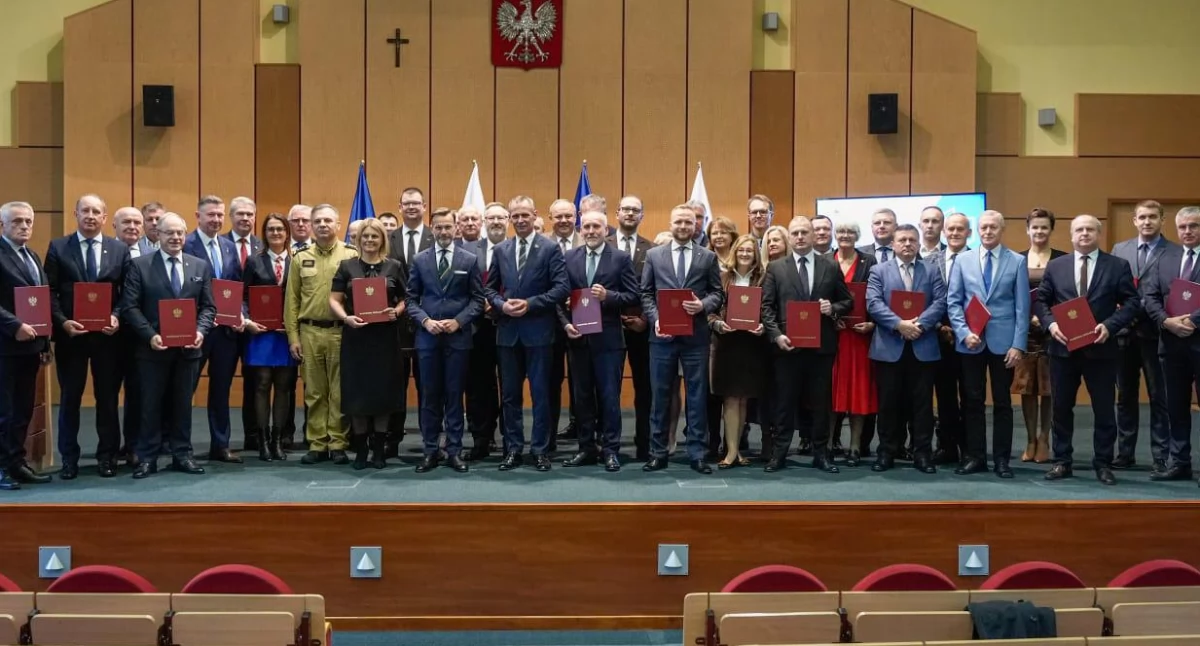 inwestycje, Wojewoda wręczył umowy dofinansowanie zadań zakresu ochrony ludności obrony cywilnej [FOTO] - zdjęcie, fotografia