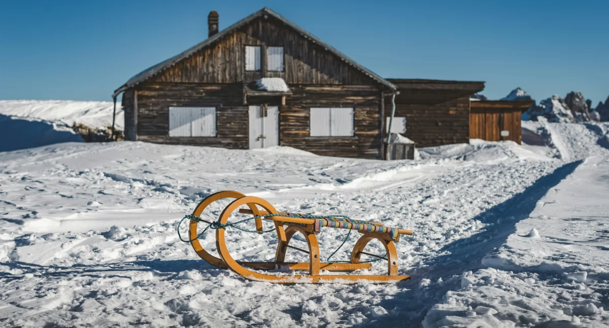 Sanki drewniane – klucz do zimowej euforii i bezpiecznej zabawy