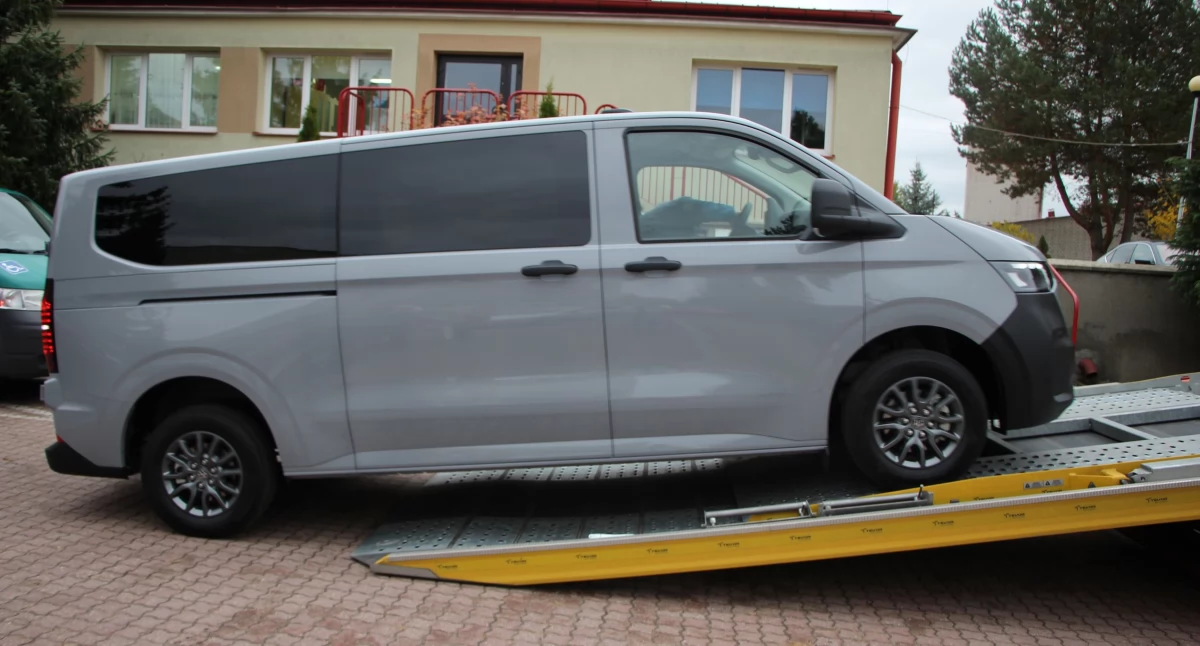 zdjęcie: nowy bus trafił do SOSW, fot. Starostwo Powiatowe w Zambrowie