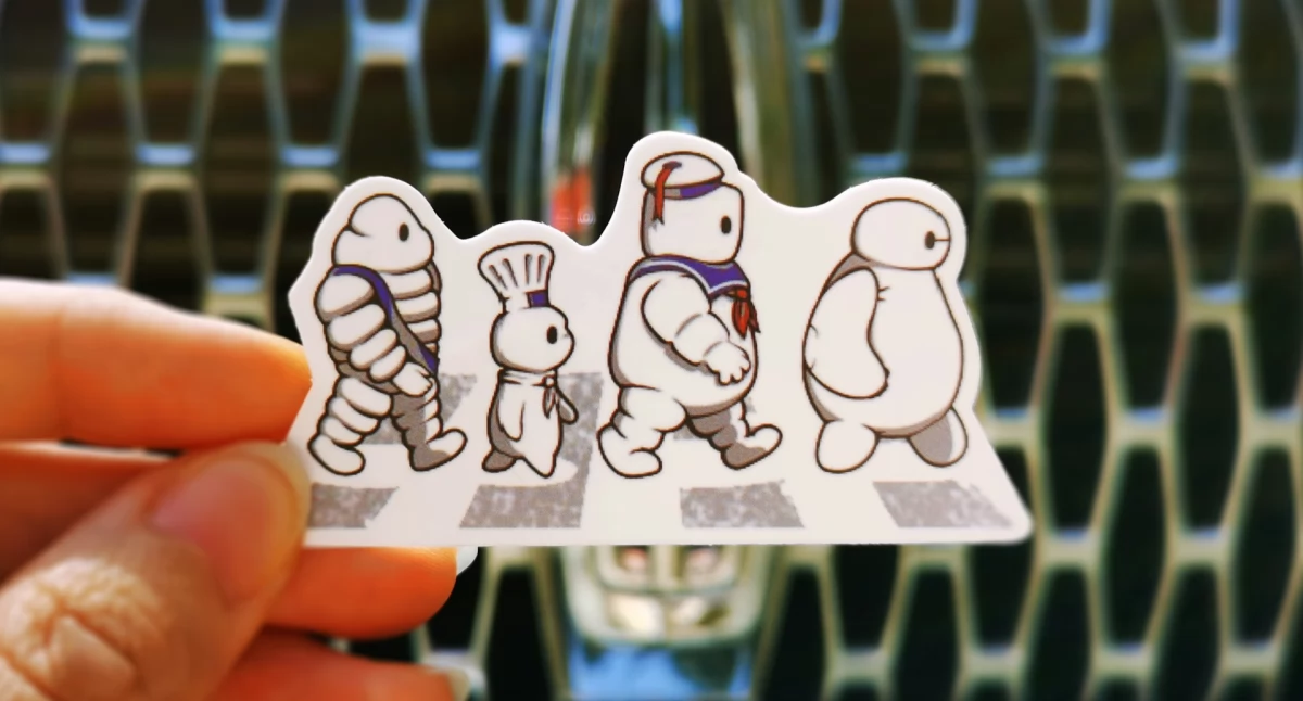 Jak prawidłowo przykleić naklejki 3D, by wyglądały perfekcyjnie i nie odklejały się z czasem?