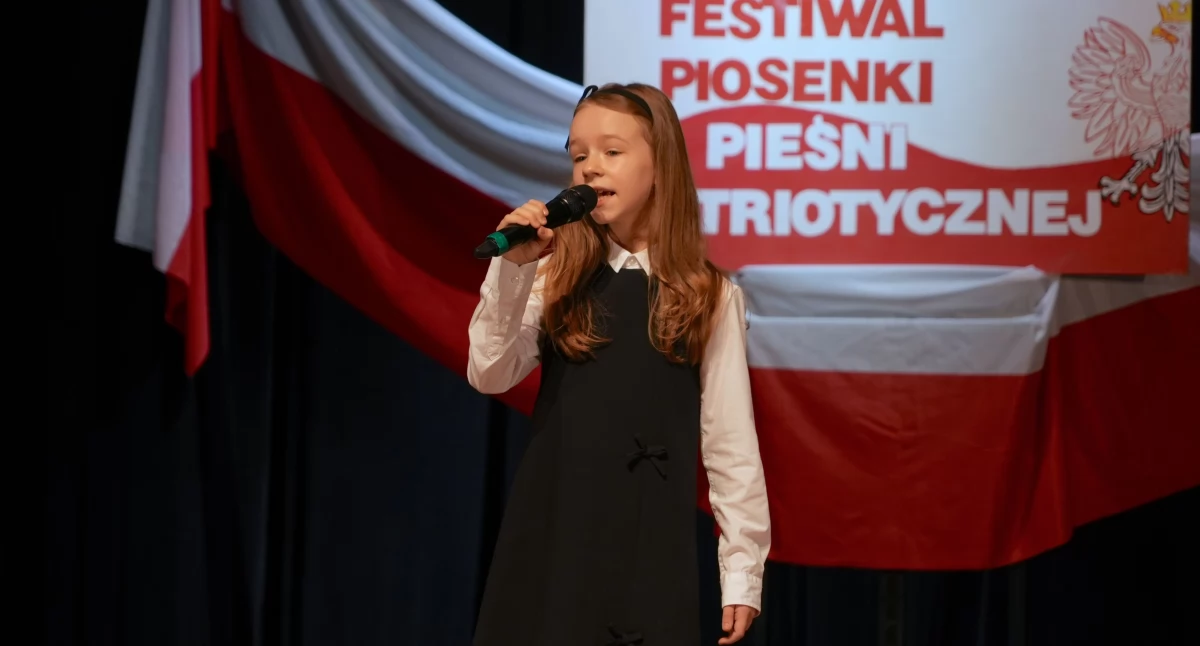 Trwa VI Ogólnopolski Festiwal Piosenki i Pieśni Patriotycznej „Ta, co nie zginęła” w Zambrowie [FOTO+VIDEO]