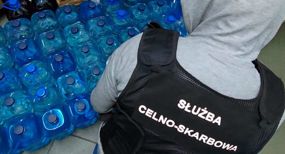 Funkcjonariusze KAS zabezpieczyli 410 litrów nielegalnego alkoholu