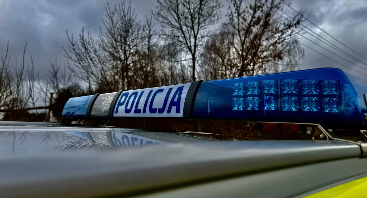 policja, widok policjantów rowerzysta próbował pozbyć narkotyków - zdjęcie, fotografia