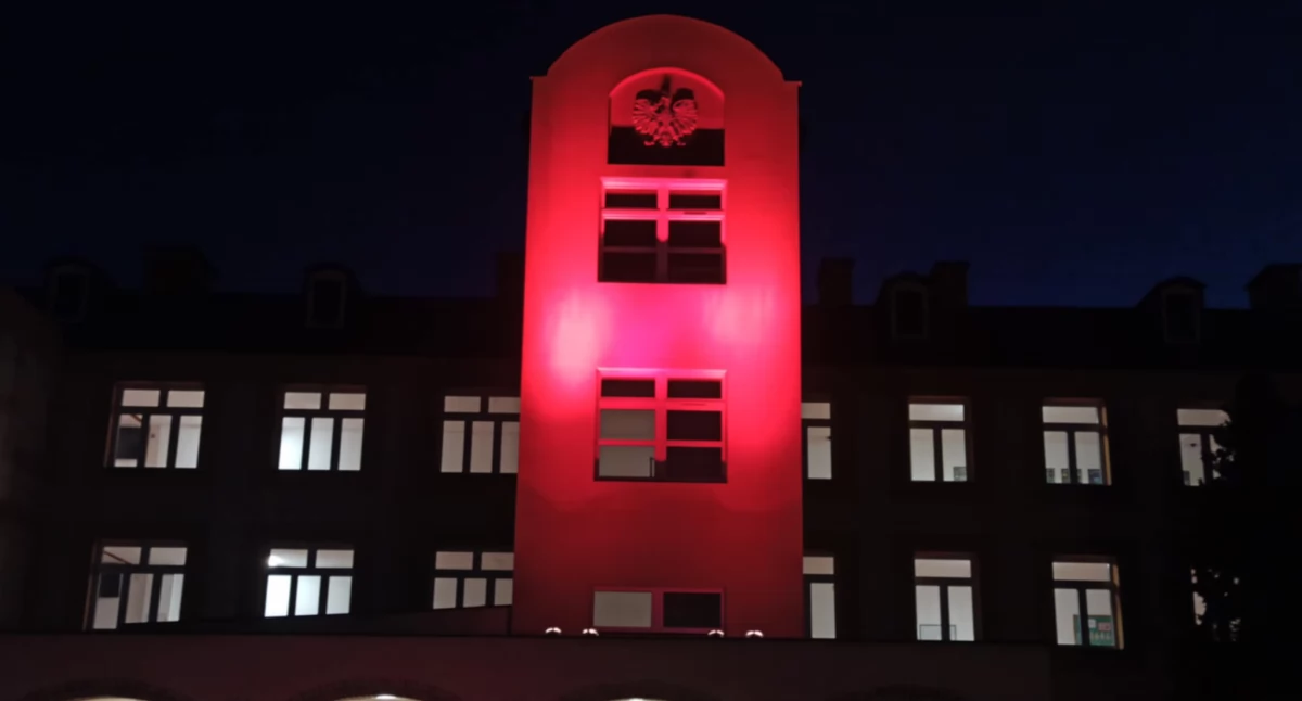 Dzieciństwo bez przemocy: budynki w Zambrowie rozświetliły się na czerwono [FOTO]