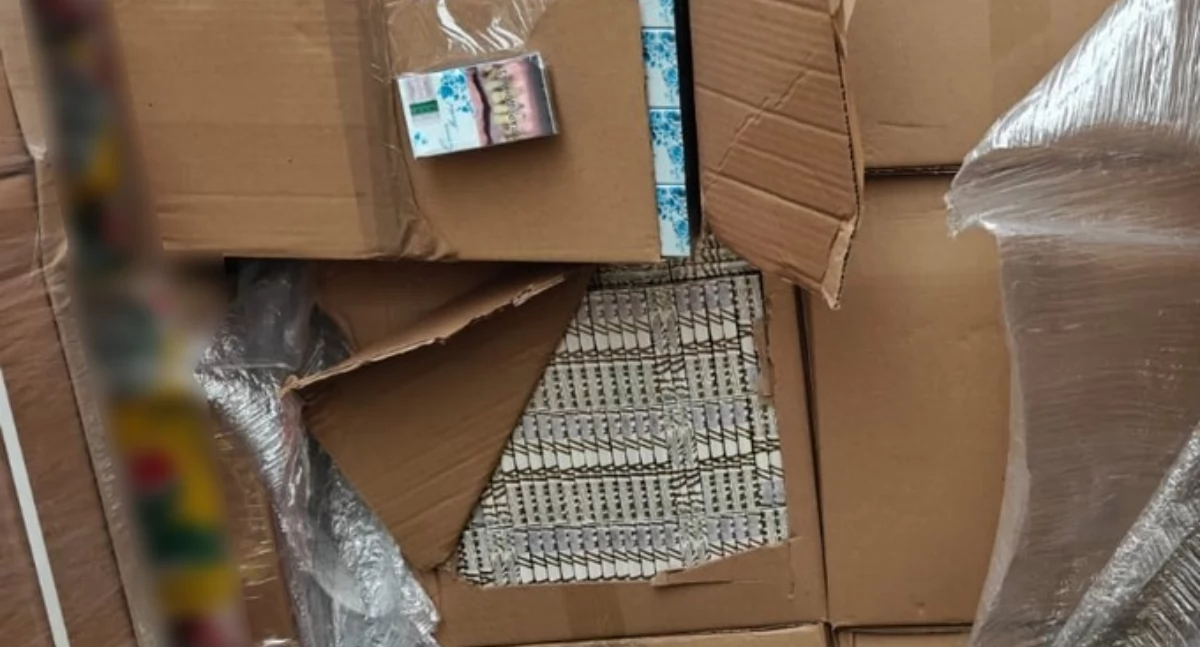 Białoruskie papierosy ukryte pomiędzy paletami z folią