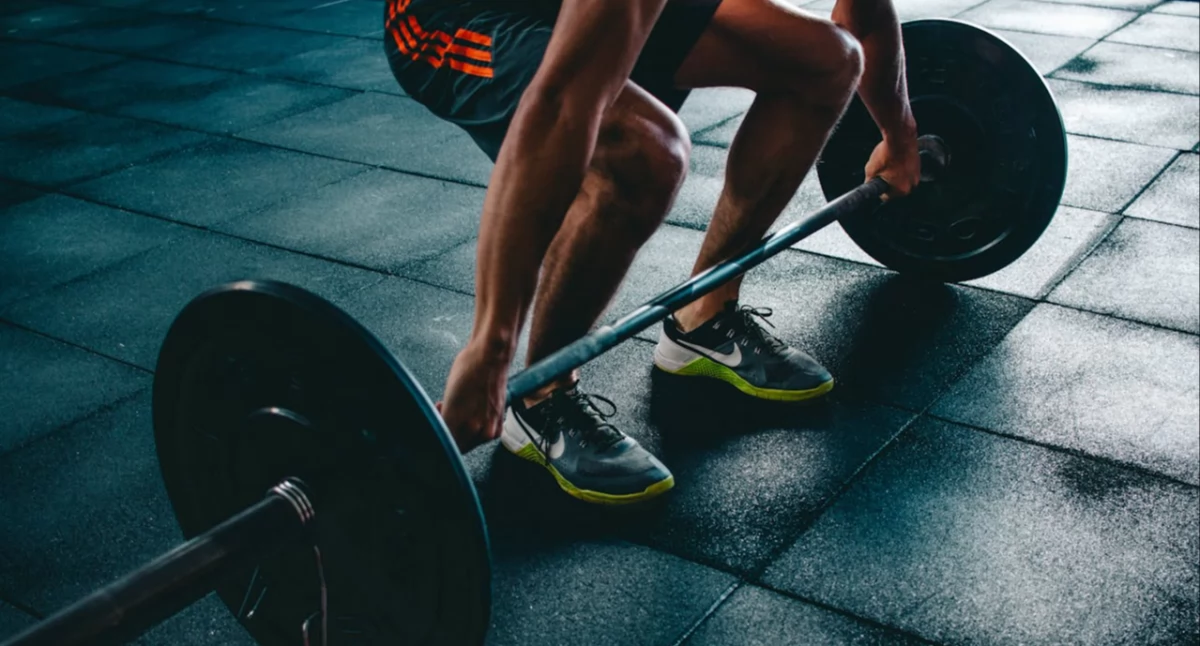 Przedtrenignówki na redukcji vs. na masie – jak dobrać je do swojego celu treningowego?