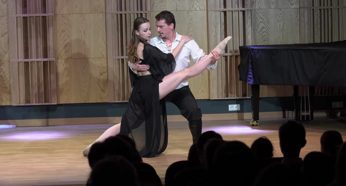 Muzycy Filharmonii Narodowej wystąpili w Zambrowie w towarzystwie tancerzy baletowych [FOTO+VIDEO]