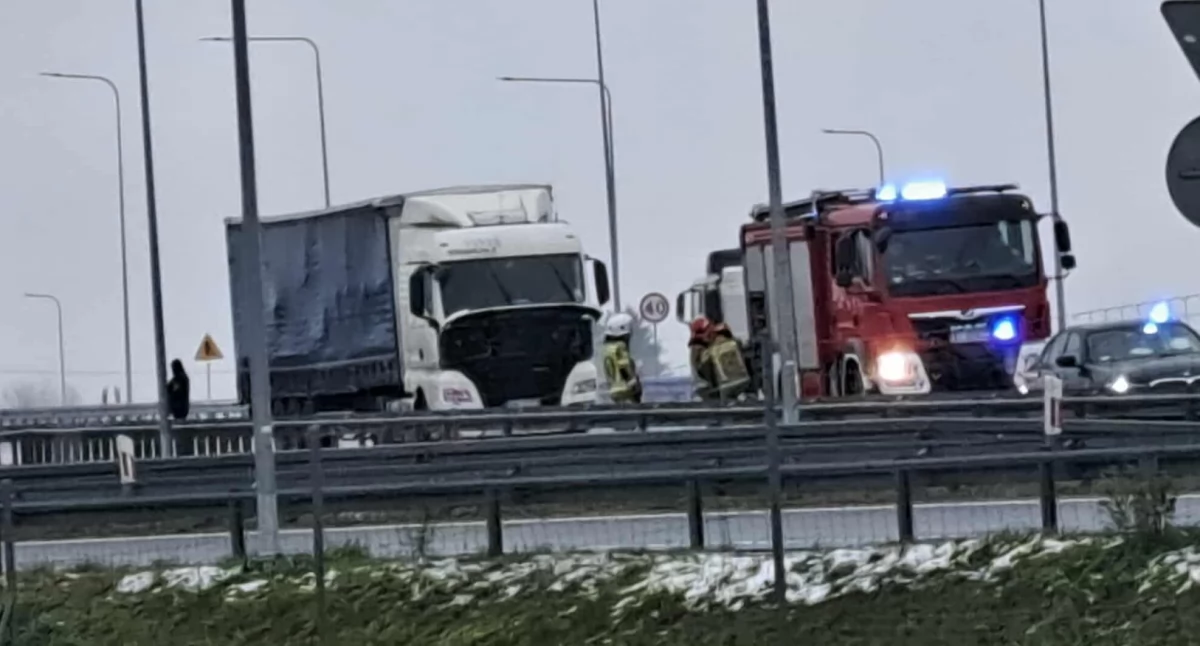 pożary i straż, Ciężarówka zapaliła utrudnienia drodze [FOTO] - zdjęcie, fotografia