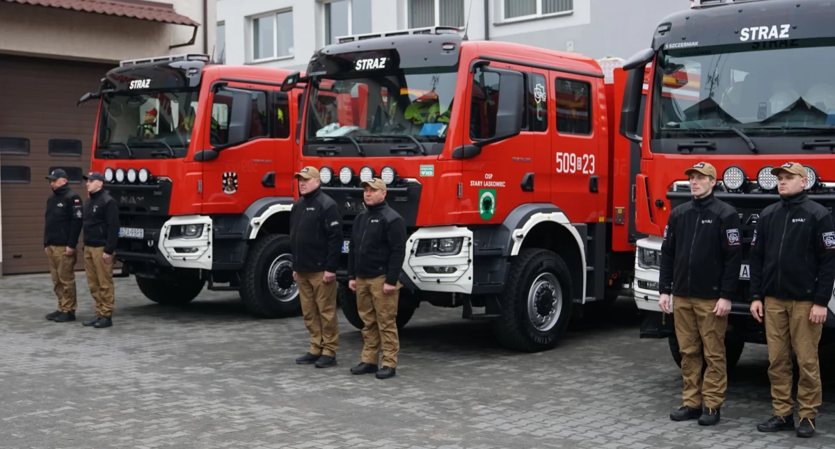 Nowe pojazdy zostały oficjalnie przekazane do OSP z gminy Zambrów [FOTO+VIDEO]