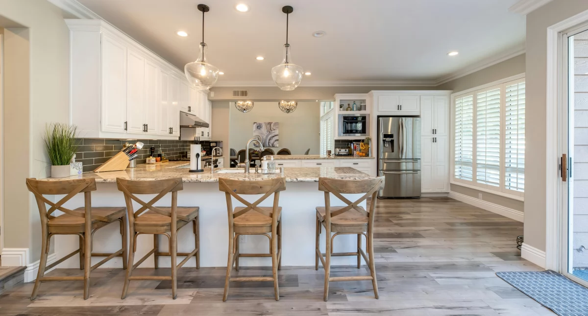 Remont w Zambrowie: Jak skutecznie wyciszyć mieszkanie? Proste zasady akustyki podłogowej