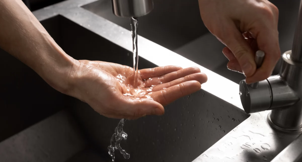 Zmiękczacze do wody – dlaczego to obowiązkowy element każdej kuchni?