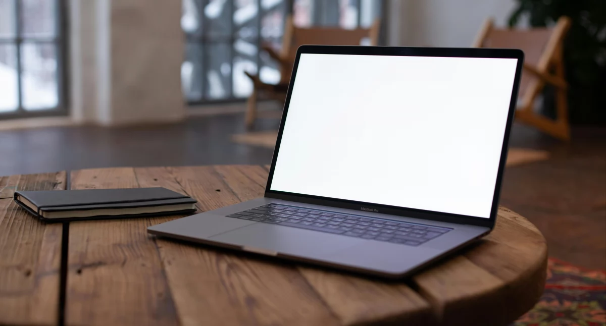 Jak wybrać laptop, który sprawdzi się w domu, pracy i szkole? Praktyczne porady dla każdego