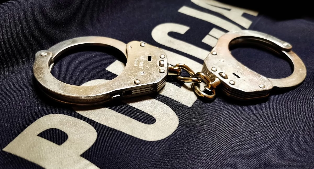 policja, Dzielnicowy zatrzymał mężczyznę poszukiwanego jazdę alkoholu - zdjęcie, fotografia