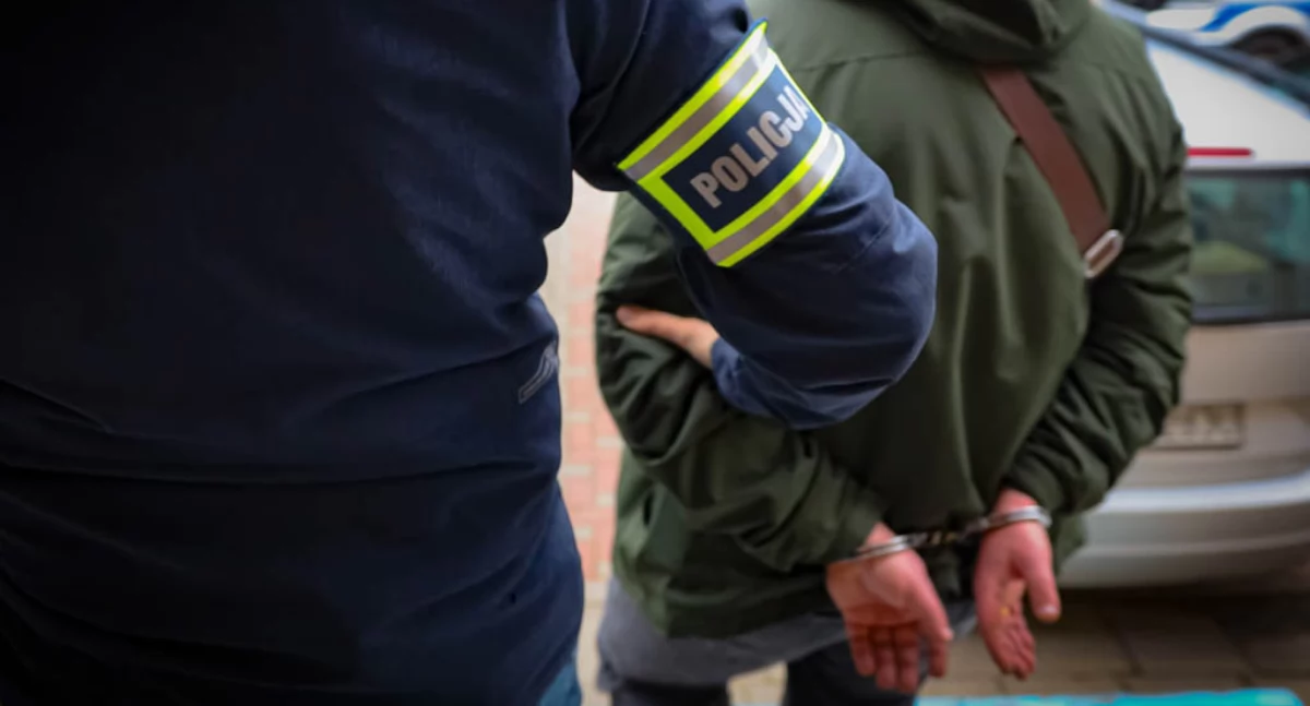 z regionu, Chciał nielegalnie sprzedawać Został zatrzymany wyjmował samochodu torby wypełnione towarem - zdjęcie, fotografia