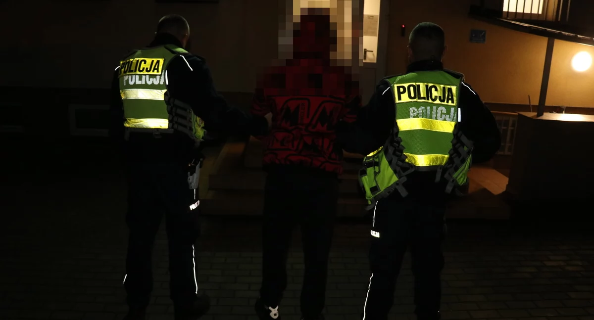 policja, Policjanci podczas działań Pieszy Bezpieczny Widoczny zatrzymali mężczyznę narkotykami - zdjęcie, fotografia