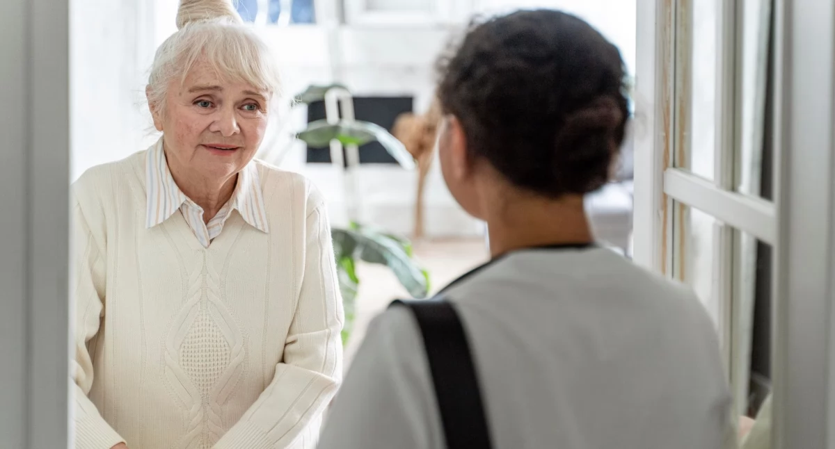  biznes i praca, Kiedy senior może spodziewać wizyty pracownika - zdjęcie, fotografia
