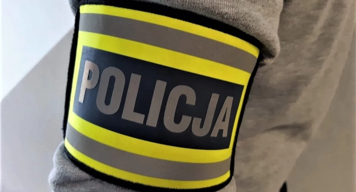 policja, Poszukiwany zgłosił policję Przyszedł komendę świadek - zdjęcie, fotografia