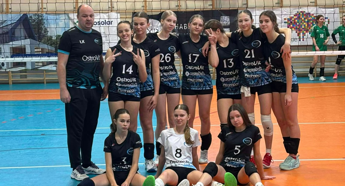 siatkówka piłka ręczna, Młodziczki Rekordu Zambrów Międzynarodowym Charytatywnym Turnieju Siatkówki Orły - zdjęcie, fotografia