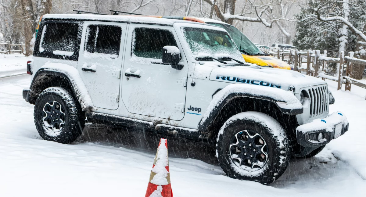 Zima na lotnisku – dlaczego warto zostawić auto na sprawdzonym parkingu?